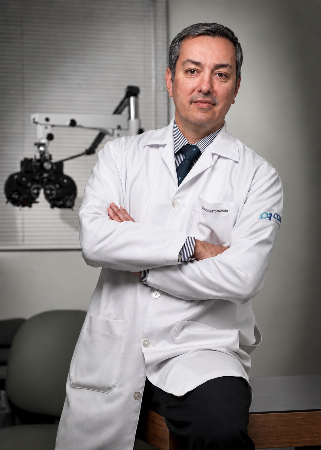 Dr. Roberto Márcio de Oliveira Santos em seu consultório